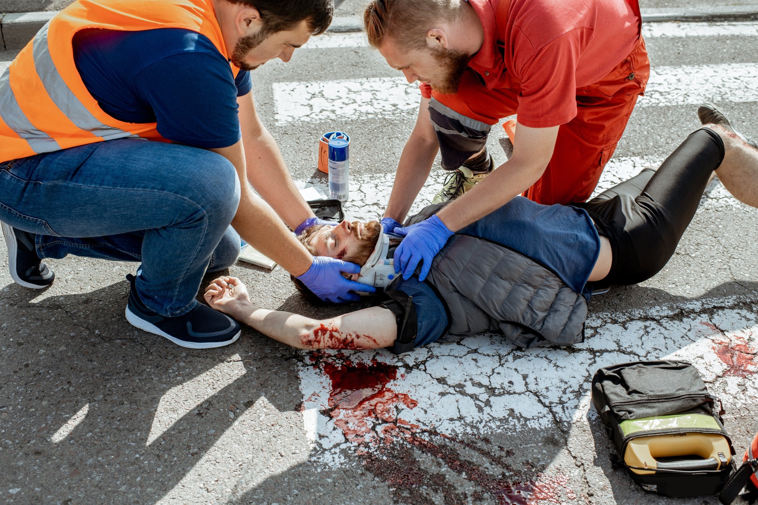 Emergency first for different types of bleeding - ComplyPlus™ - The Mandatory Training Group UK -