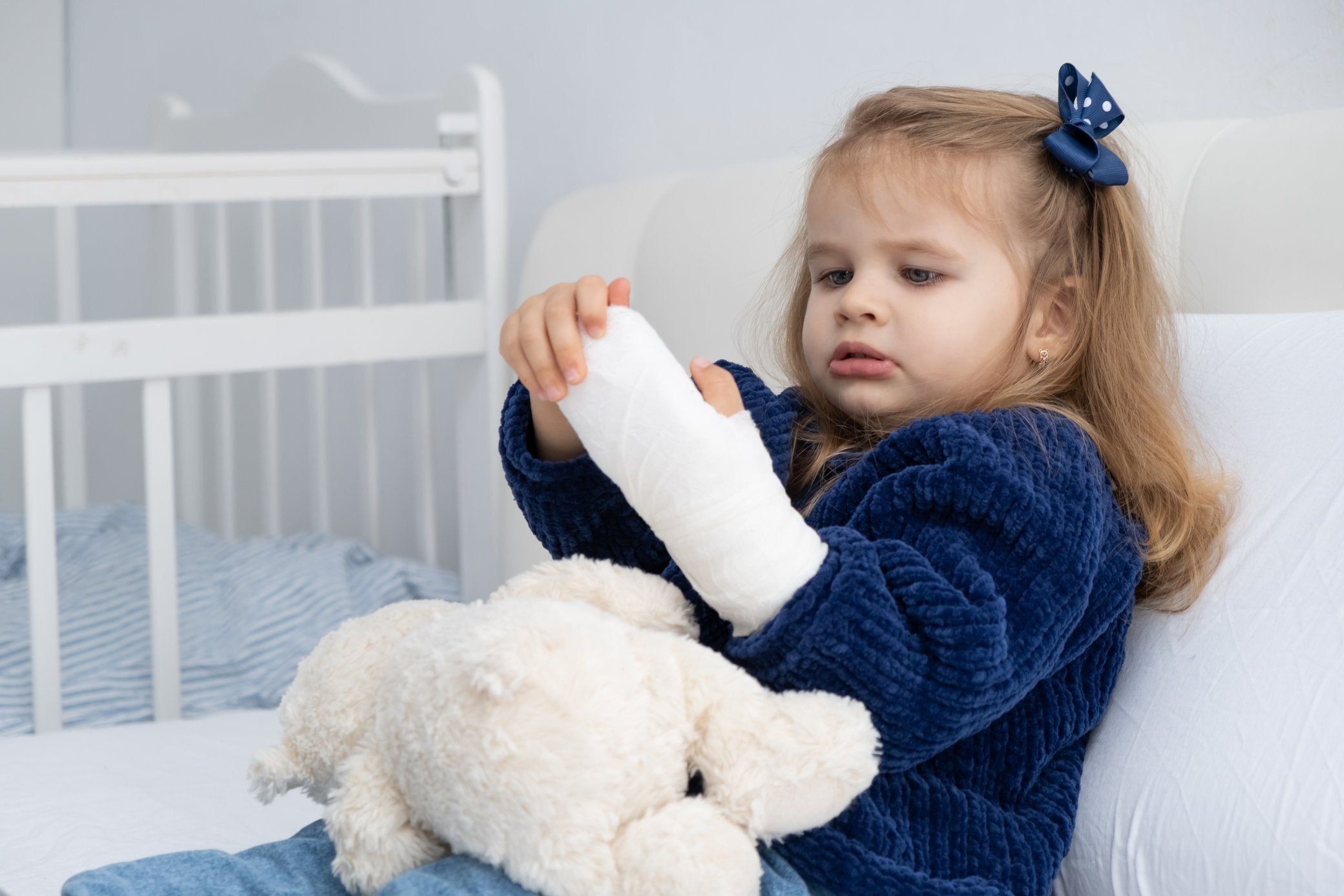 Paediatric first aid treatment for broken bones