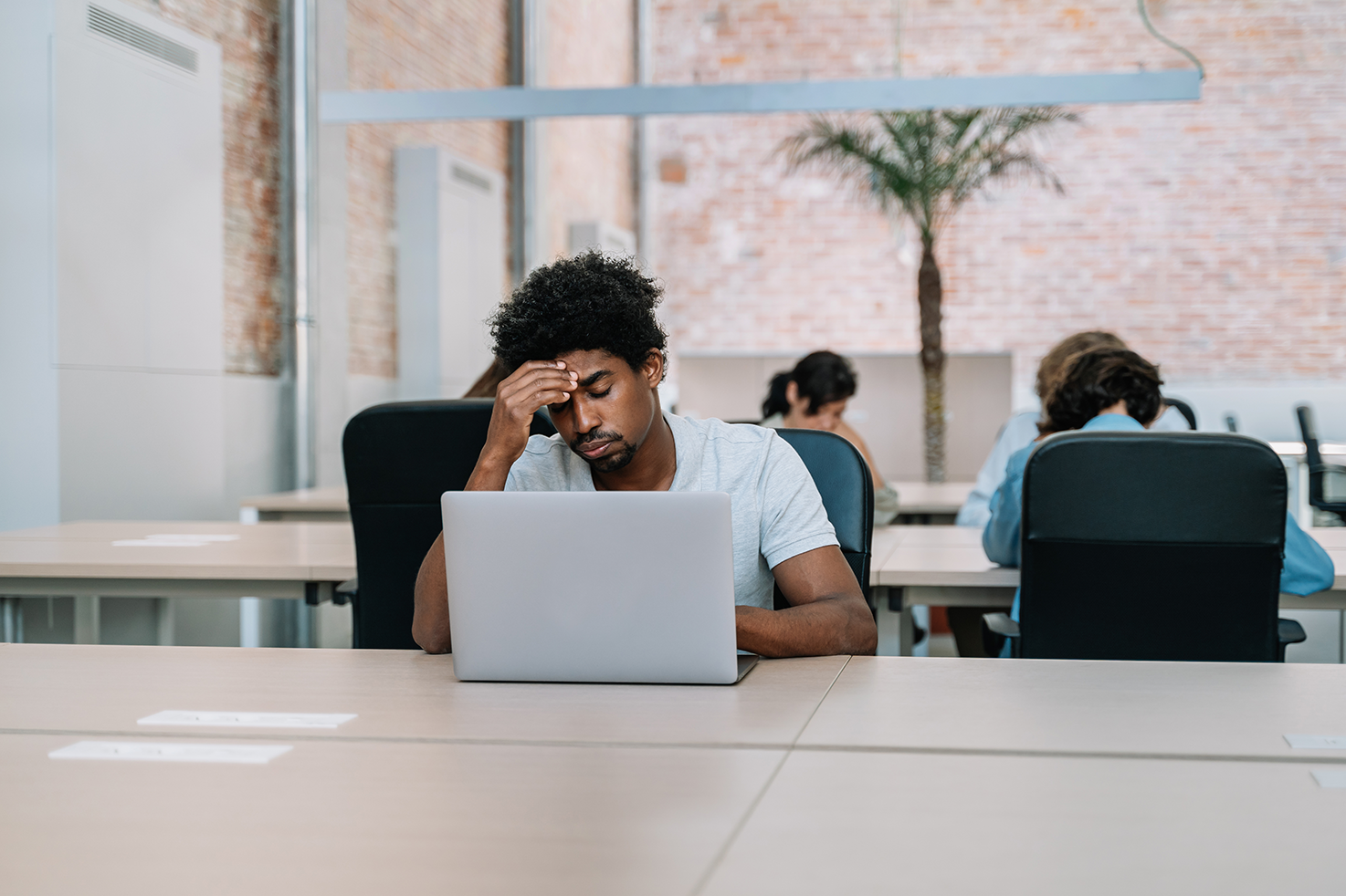 Navigating employee burnout A guide for leaders - The Mandatory Training Group UK -