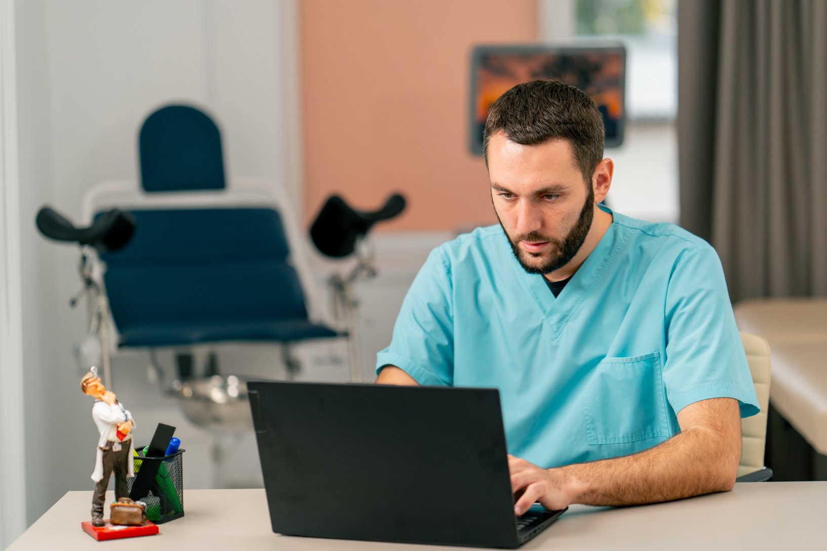 What are healthcare e-learning courses and training?
