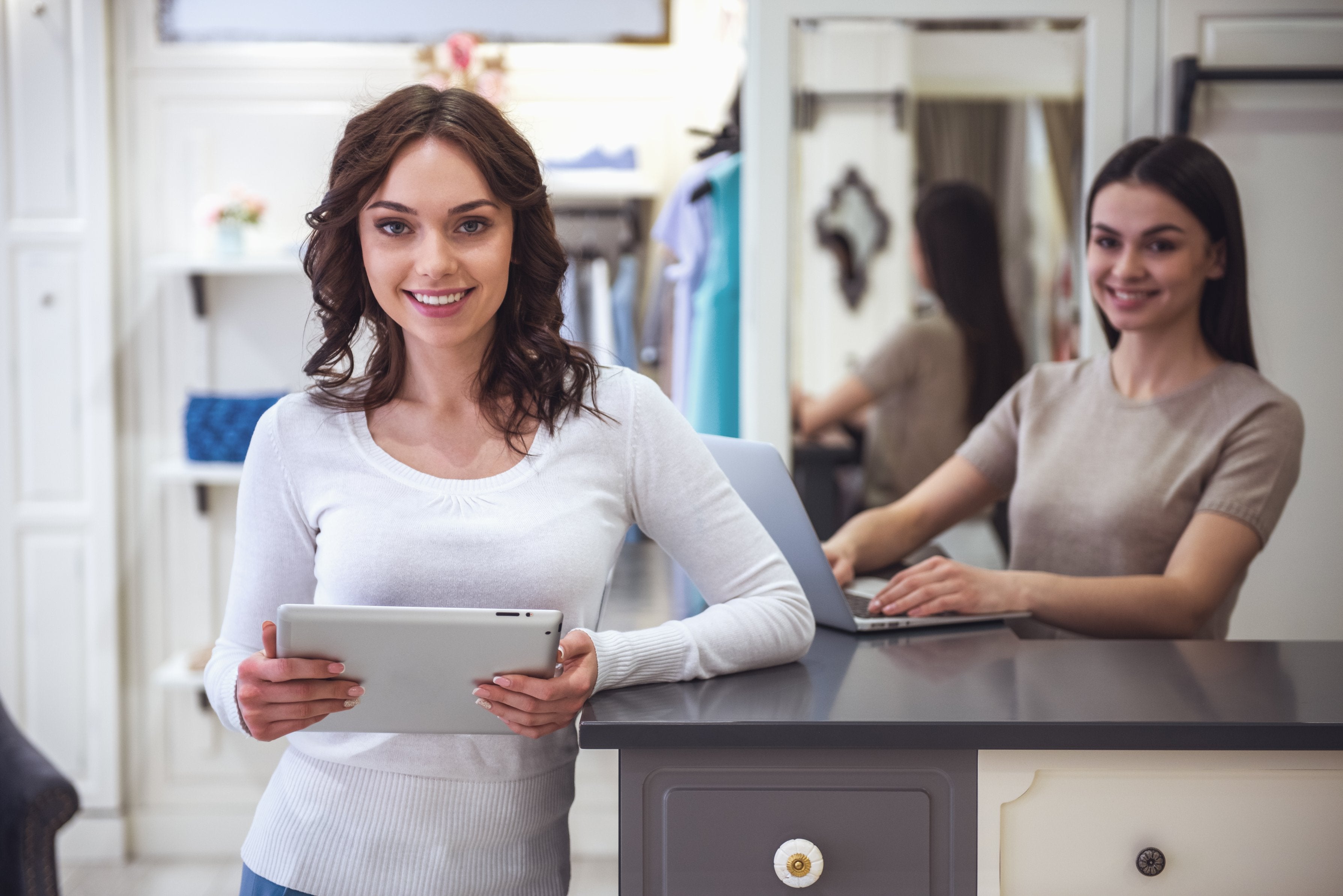 What are retail and leisure e-learning courses and training?